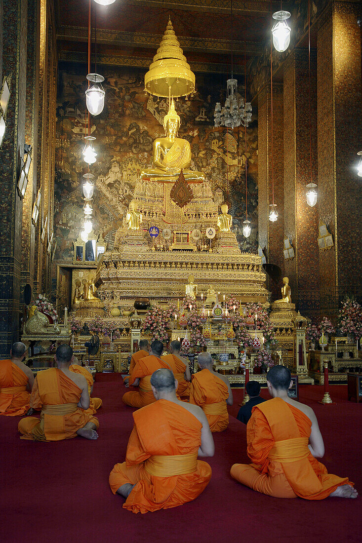 Thailand, Bangkok, Wat Pho buddhist temple, praying buddhist monks.