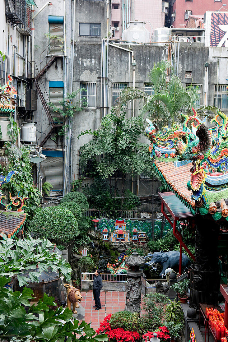 View at the courtyard of buddhistic Tien-ho Temple, Ximending district, Taipei, Taiwan, Asia