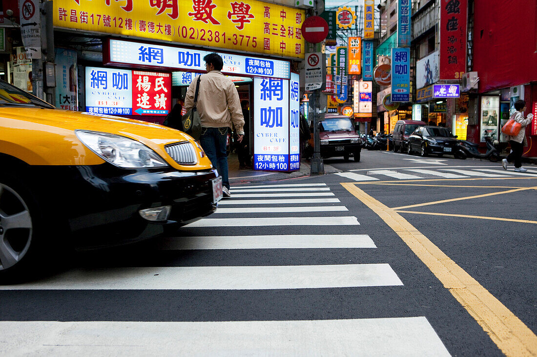 Strassenszene, Taxi im Bahnhofsviertel von Taipeh, Taiwan, Asien