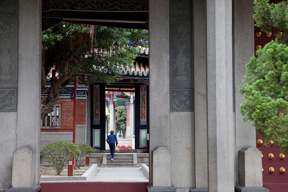 Man walking trough the Confucius Temple, Shida district, Taipei, Taiwan, Asia