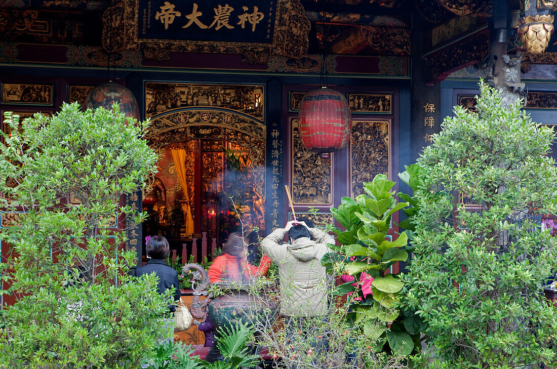 Praying Taoists at the courtyard of the Bao-an Temple, Shida district, Taipei, Taiwan, Asia
