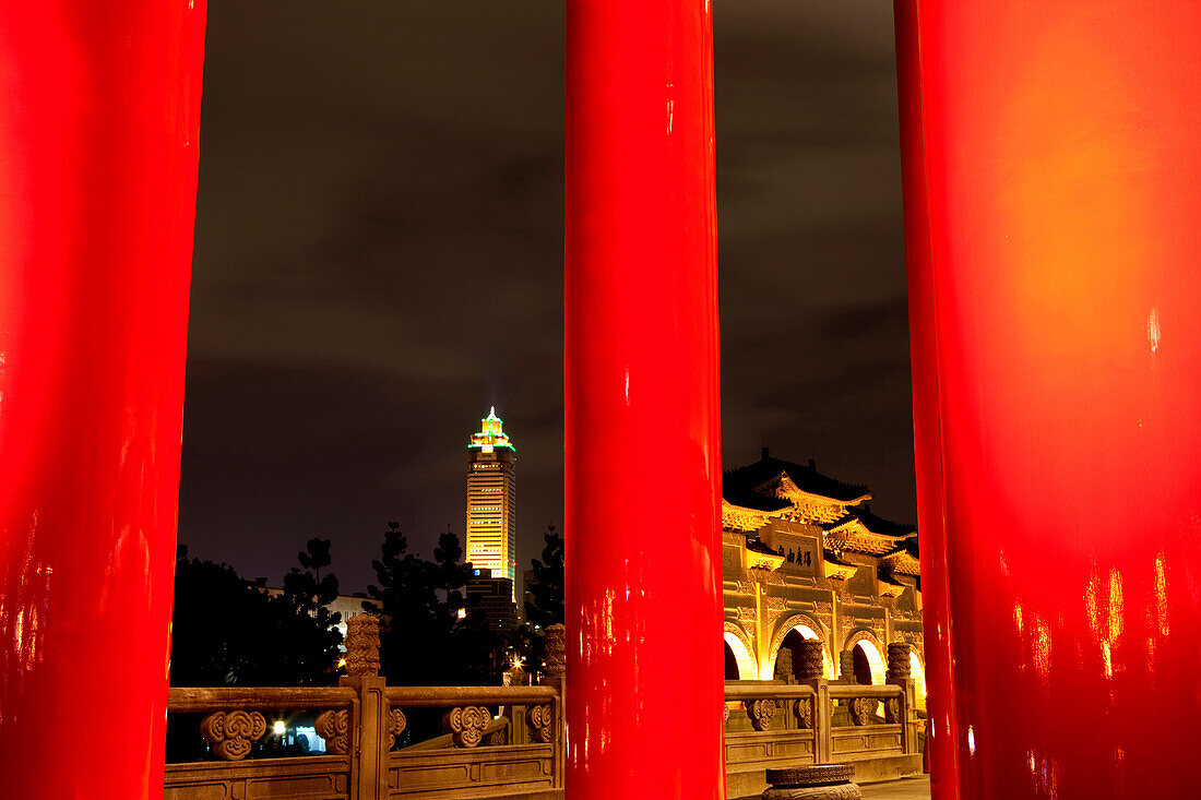 Blick vom taiwanesischen Nationaltheater auf das Haupttor der Chiang Kai-shek Gedenkhallel bei Nacht, Taipeh, Taiwan, Asien