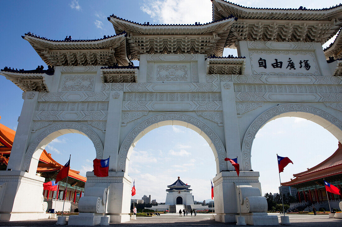Blick durch das Haupttor auf die Chiang Kai-shek Gedenkhalle, Taipeh, Taiwan, Asien