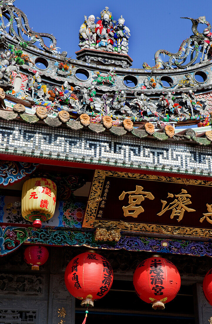 Lampions am Chen Yuan Kwang Tempel im Sonnenlicht, Taipeh, Taiwan, Asien