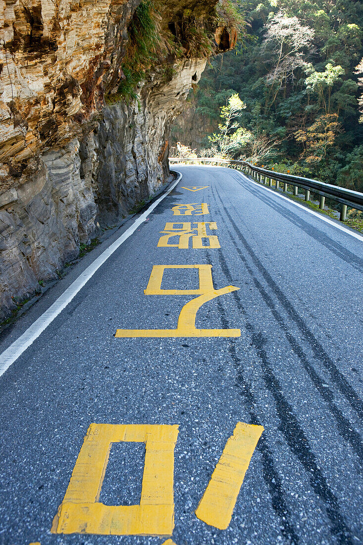 Chinesische Schriftzeichen auf der Strasse in einer Schlucht, Taroko Schlucht, Taroko Nationalpark, Taiwan, Asien