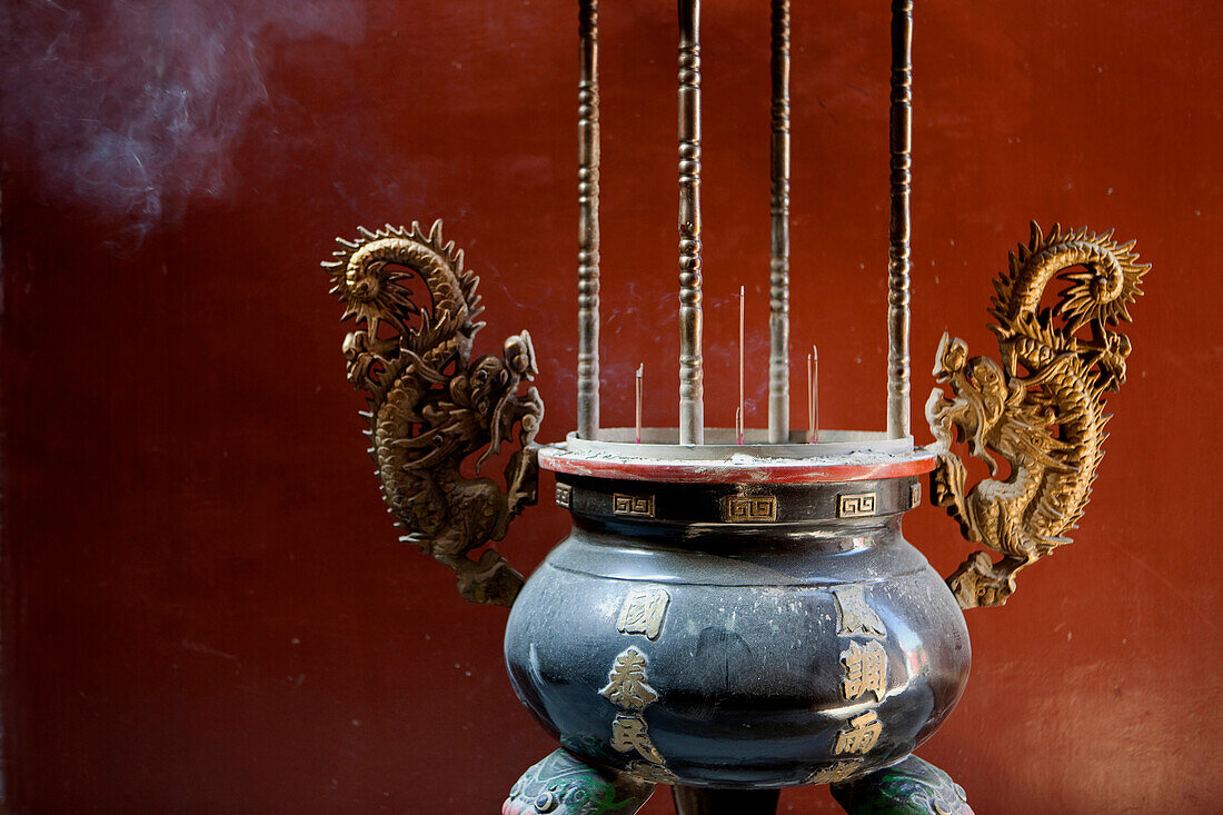 Räucherstäbchen in Opferschale im Matsu Tempel, Tainan, Taiwan, Asien