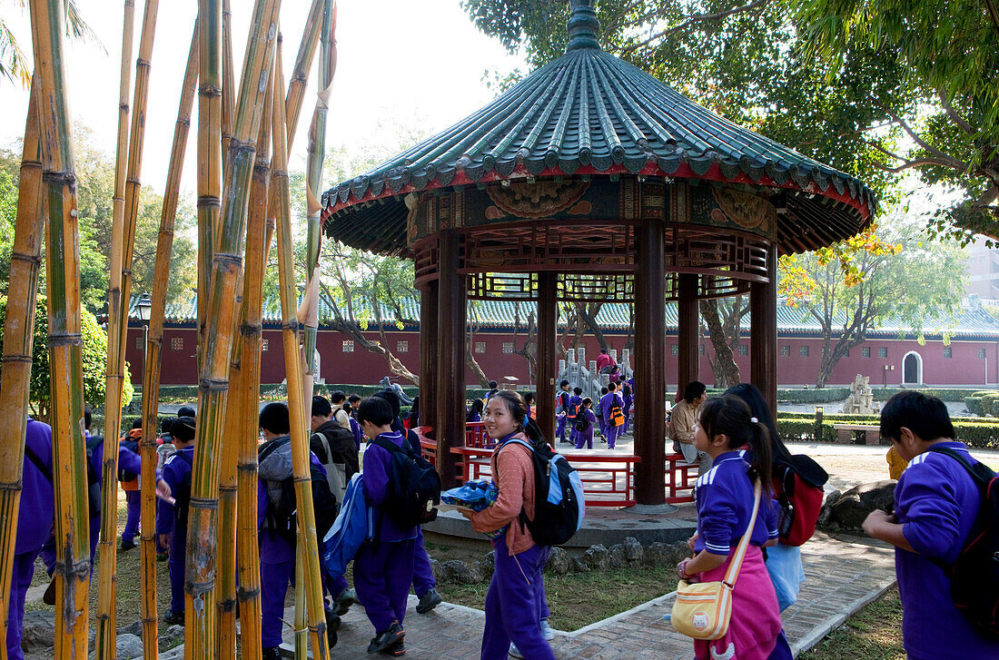 Schulklasse geht durch Parkanlage zu Koxingas Schrein, Tainan, Taiwan, Asien
