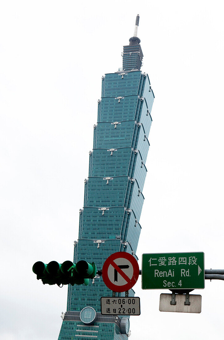 Ampel vor einem Turm, 101, höchstes Gebäude der Welt, Taipeh, Taiwan, Asien