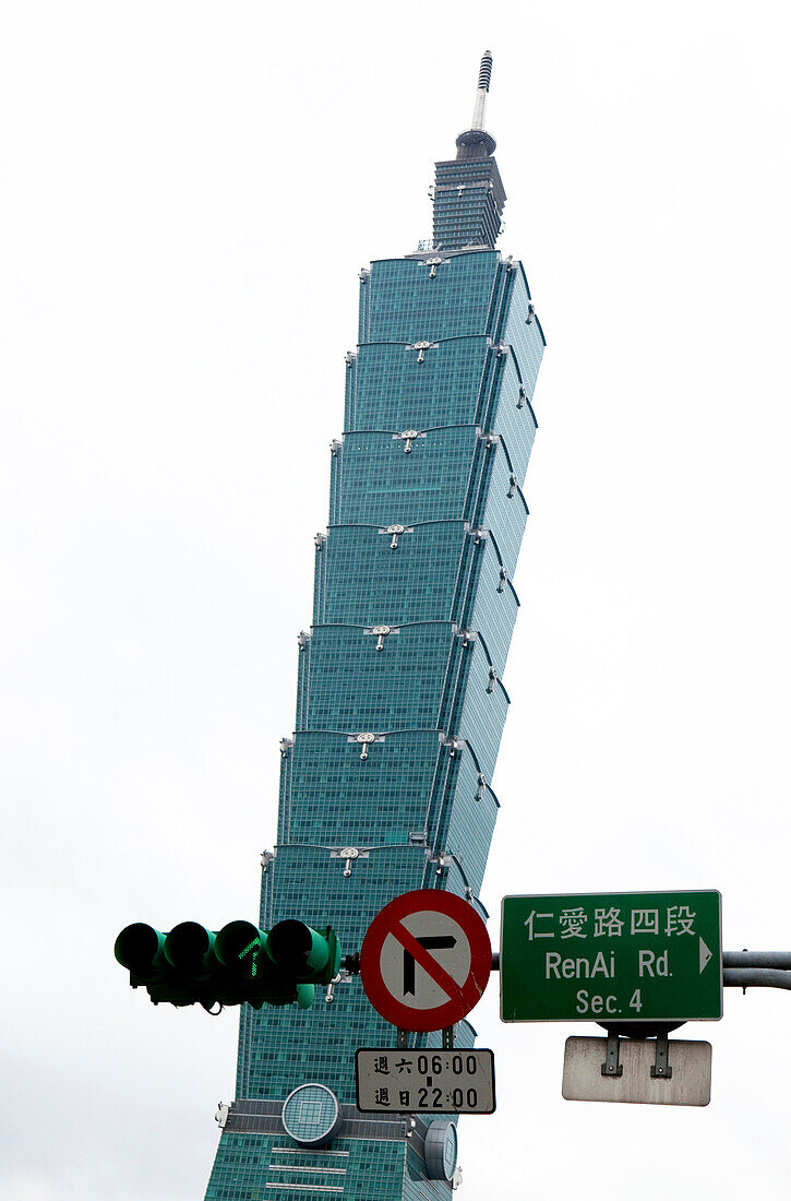 Traffic lights in front of tower, 101, highest building in the world, Taipei, Taiwan, Asia