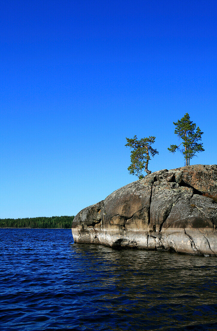 Private Insel auf dem Saimaa See unter blauem Himmel, Saimaa Seenplatte, Finnland, Europa