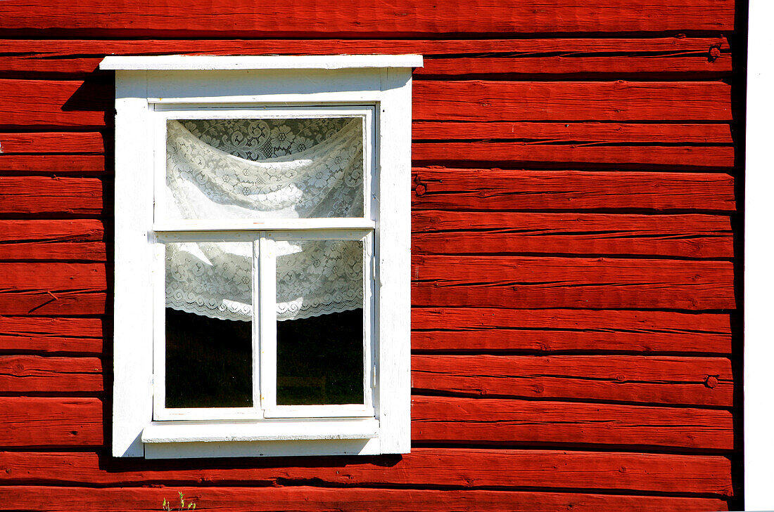 Fenster eines traditionellen finnischen Bauernhauses, Nationalpark Linnansaari, Saimaa Seenplatte, Finnland, Europa