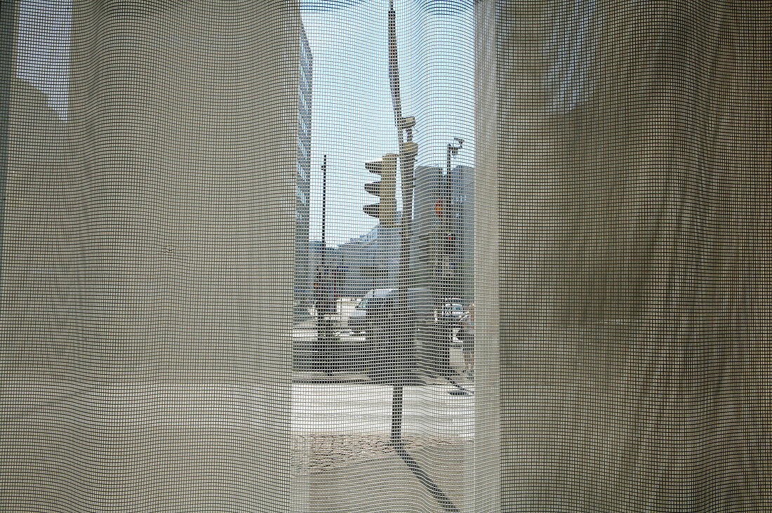 Vorhang in einer Hotel Lobby mit Blick auf die Strasse, Helka Hotel, Helsinki, Finnland, Europa