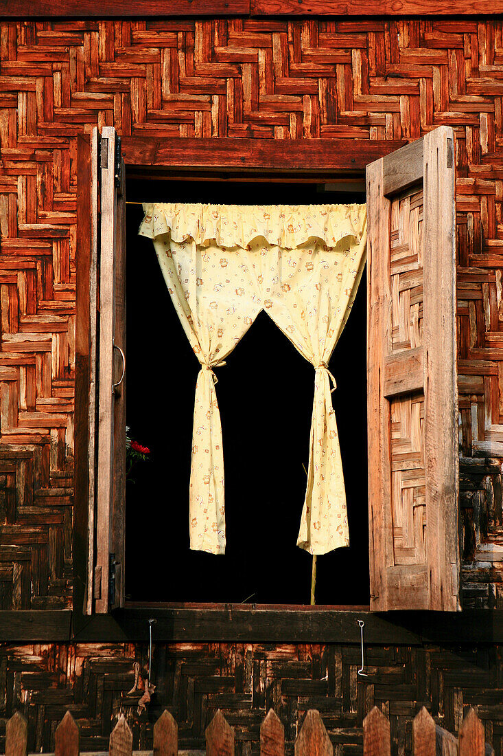 Vorhang in einem Fenster eines Shan Hauses, Hispaw, Shan Staat, Myanmar, Birma, Asien