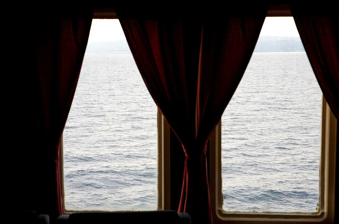 Vorhang am Fenster einer Fähre mit Blick auf die kroatische Küste, Split, Kroatien, Europa