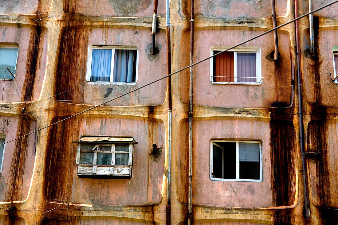 Fenster mit Vorhängen in einem Wohnblock, Taranesti, Transsilvanien, Rumänien, Europa