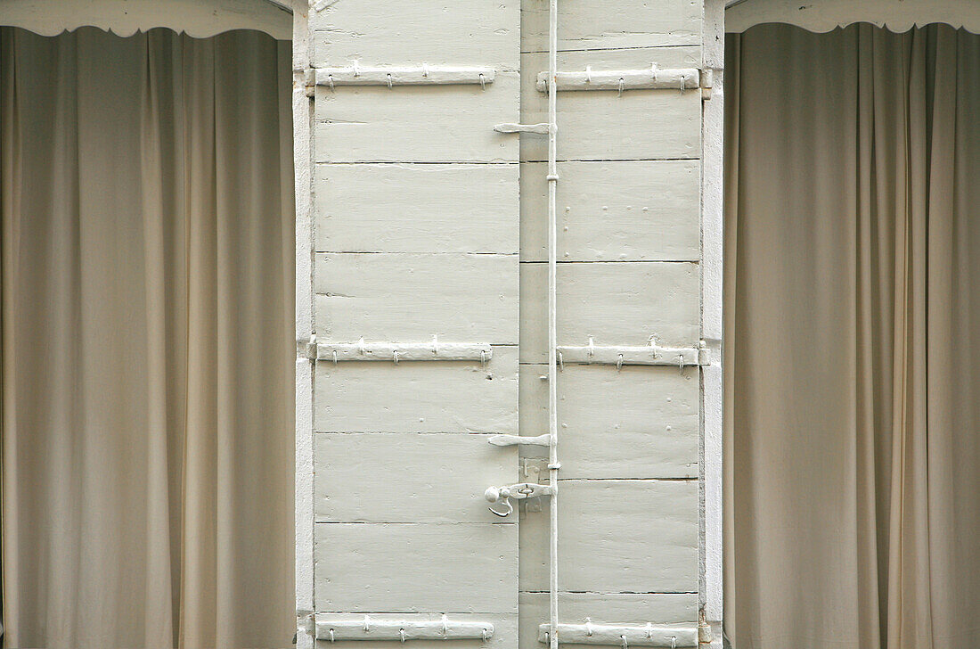 Geschlossene Vorhänge in den Fenstern eines Wohnhauses, Arles, Frankreich, Europa