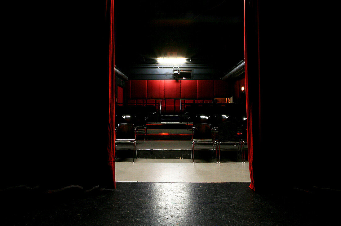 Vorhang in einem Theater mit Blick auf die Bühne, Pasinger Fabrik, München, Bayern, Deutschland, Europa