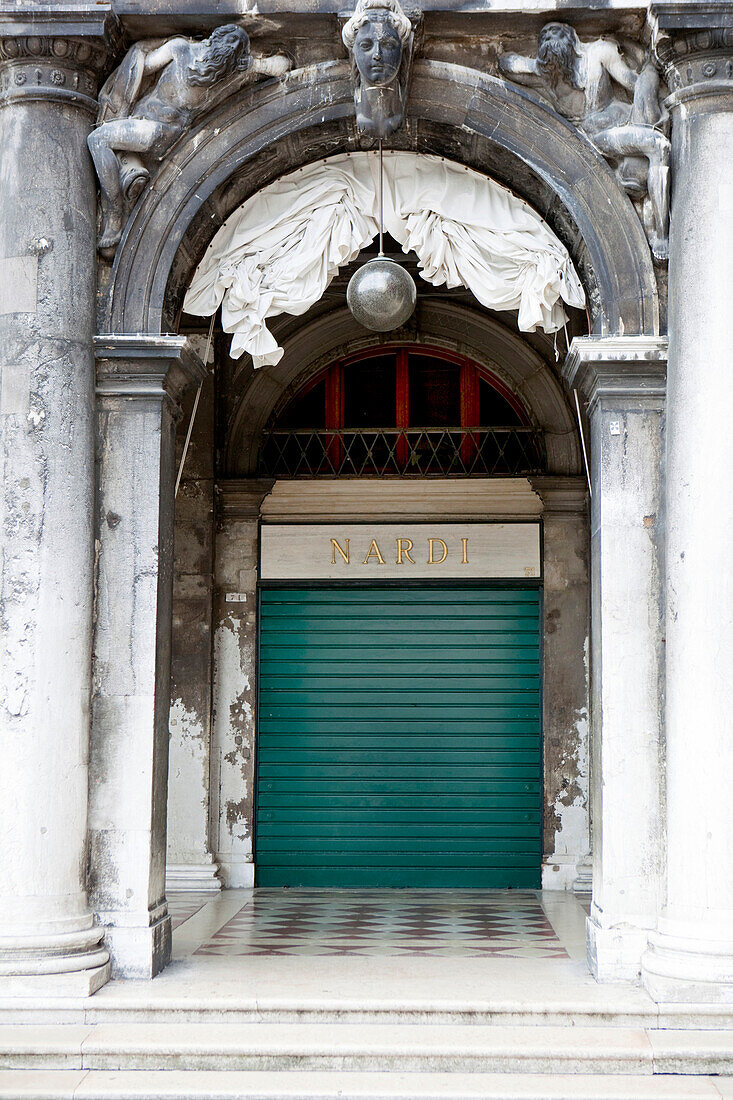 Vorhang als Sonnenschutz an einem Gebäude, Markusplatz, Venedig, Italien, Europa