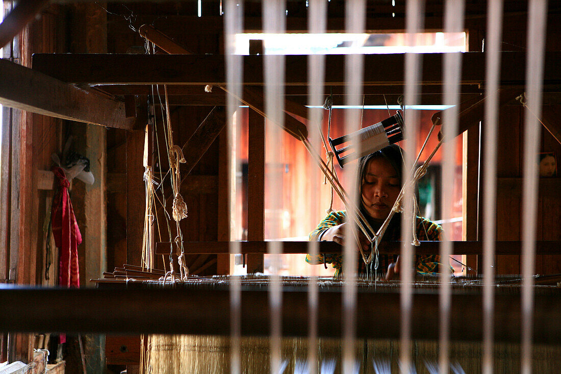 Weberin in einem Haus am Inle See, Shan Staat, Myanmar, Birma, Asien