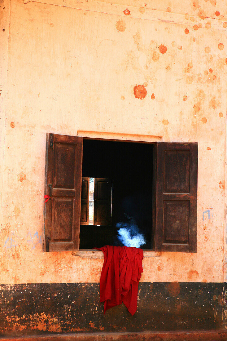 Buddhistisches Mönchsgewand hängt aus einem Fenster des Waldklosters, Shan Staat, Myanmar, Birma, Asien