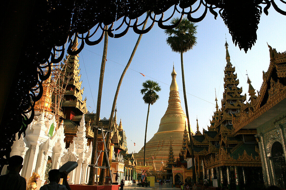 Blick auf die Stupa der Shwedagon Pagode im Sonnenlicht, Rangoon, Myanmar, Birma, Asien