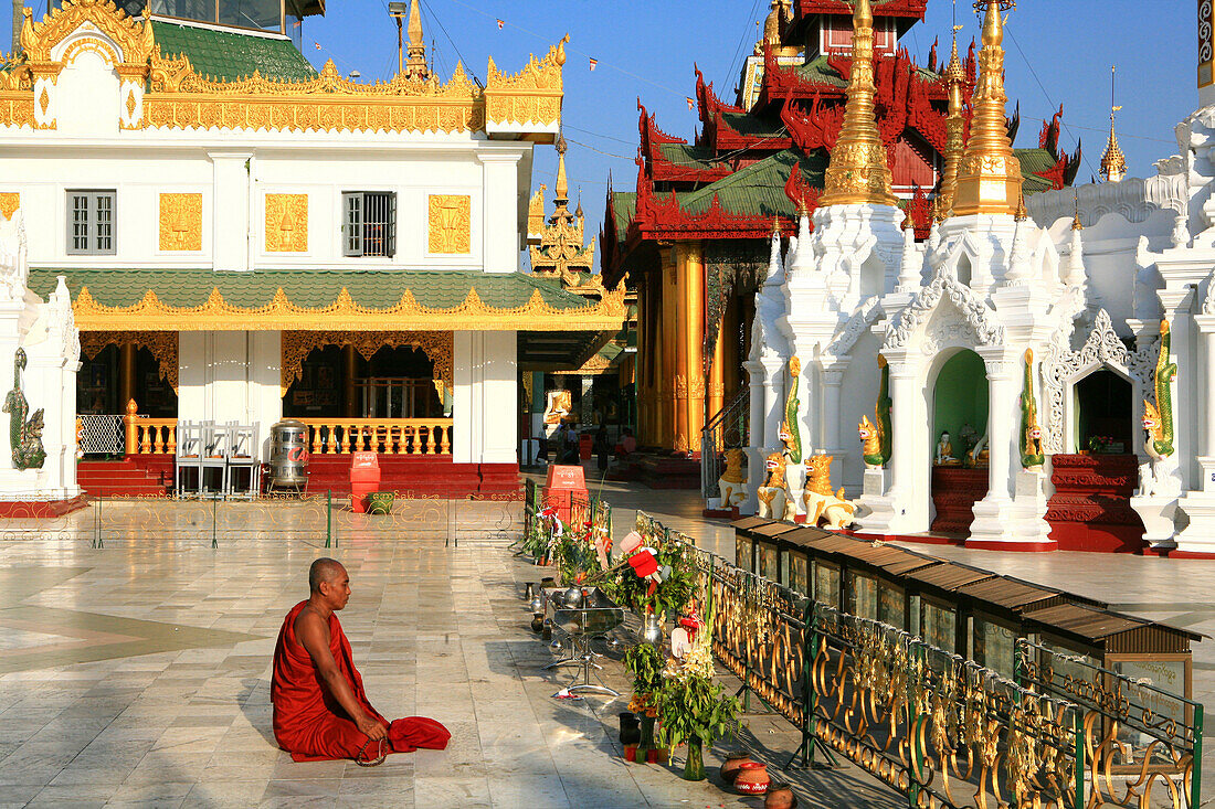Betender buddhischer Mönch in der Shwedagon Pagode im Licht der Abendsonne, Rangoon, Myanmar, Birma, Asien