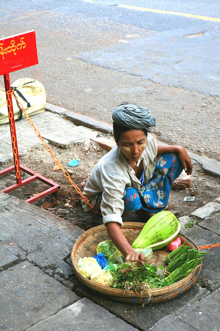 Strassenverkäuferin mit Gemüse, Rangoon, Myanmar, Birma, Asien