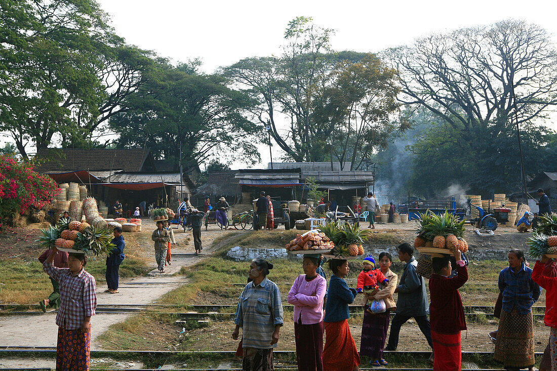 Frauen stehen auf den Bahngleisen und verkaufen Obst, Hispaw, Shan Staat, Myanmar, Birma, Asien