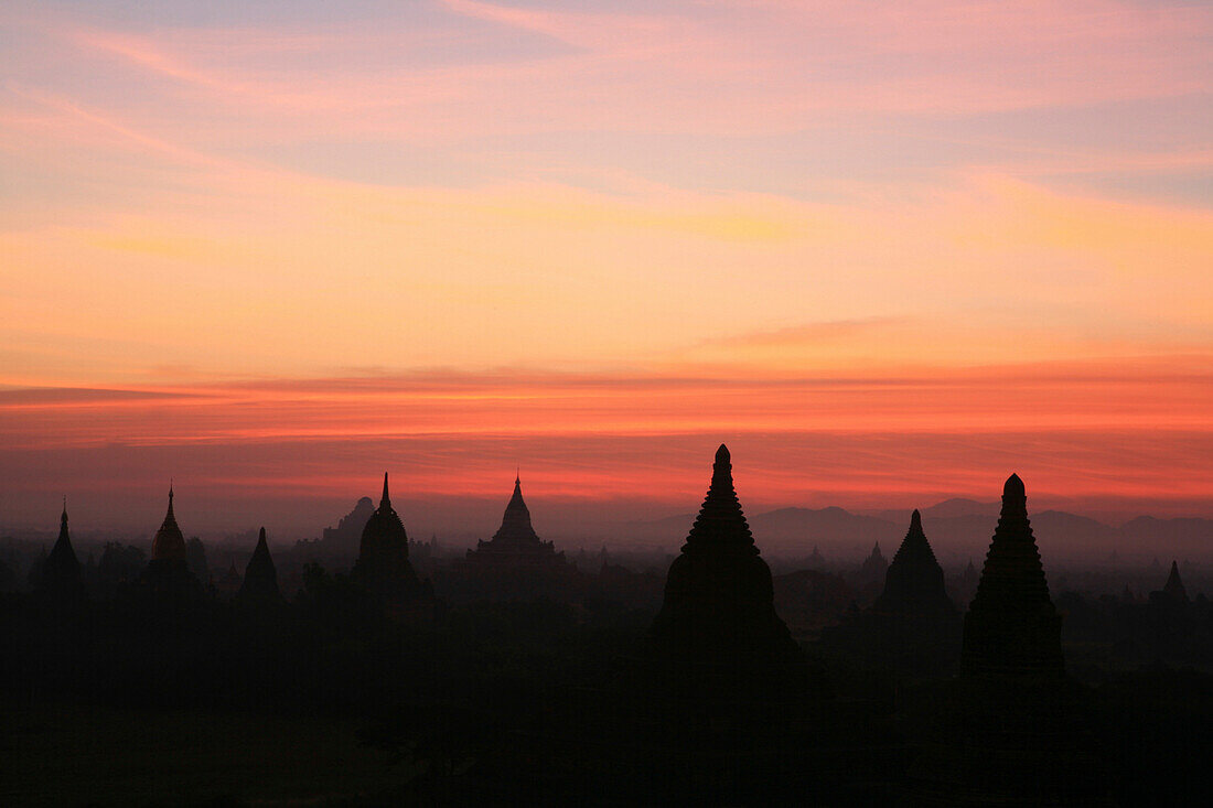 Sonnenaufgang über Tempeltürmen auf der Ebene von Bagan, Myanmar, Birma, Asien