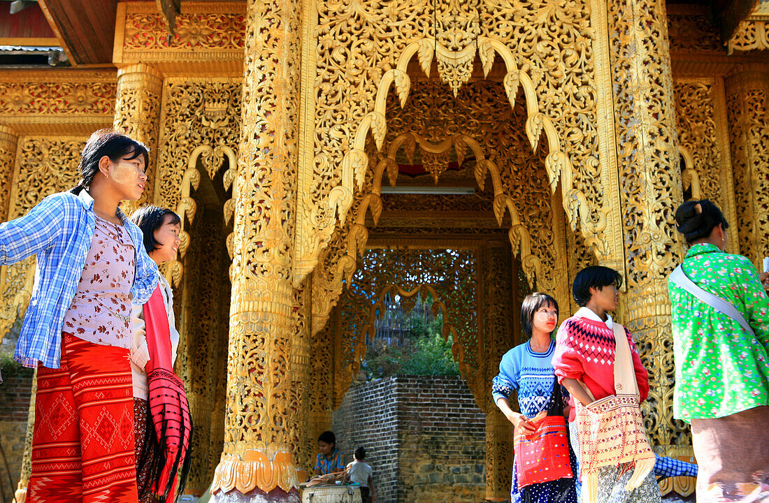 Frauen stehen vor dem Kloster Popa Taung Kalat, Mount Popa, Myanmar, Birma, Asien