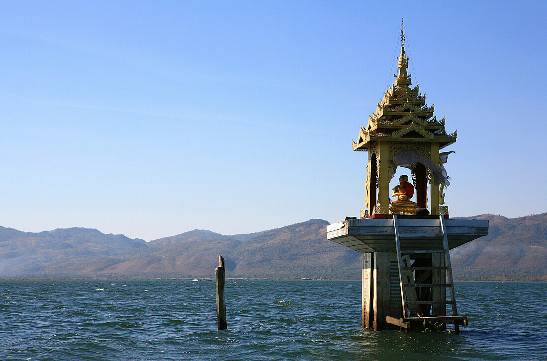 Buddhastatue in der Mitte des Sees im Sonnenlicht, Inle See, Shan Staat, Myanmar, Birma, Asien