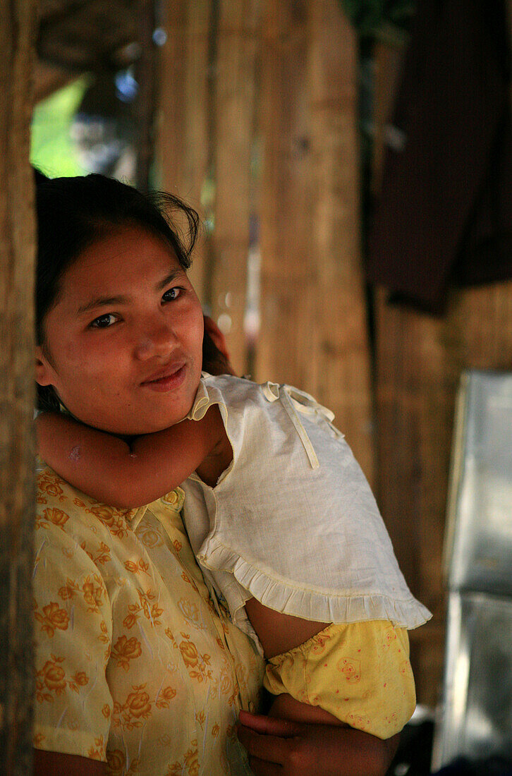 Seezigeuner, Moken Mutter und Kind, Mergui Archipel, Andamanensee, Myanmar, Birma, Asien