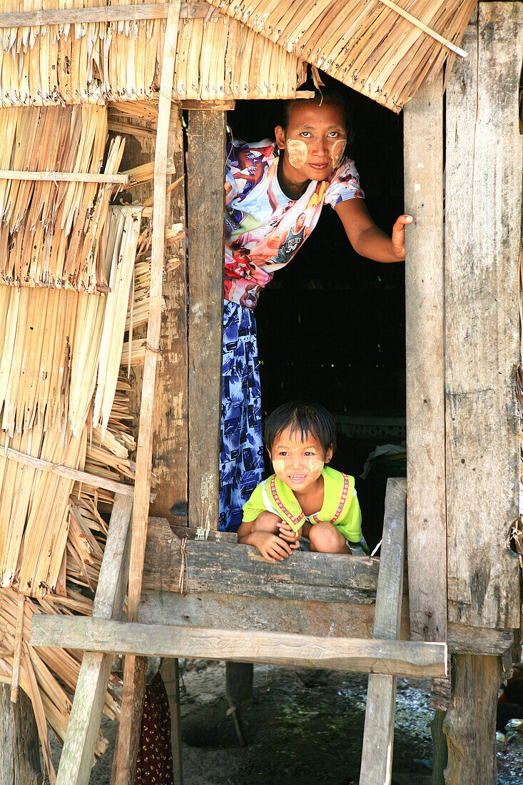 Seezigeuner, Moken Frau und Kind schauen aus einer Hütte, Mergui Archipel, Andamanensee, Myanmar, Birma, Asien