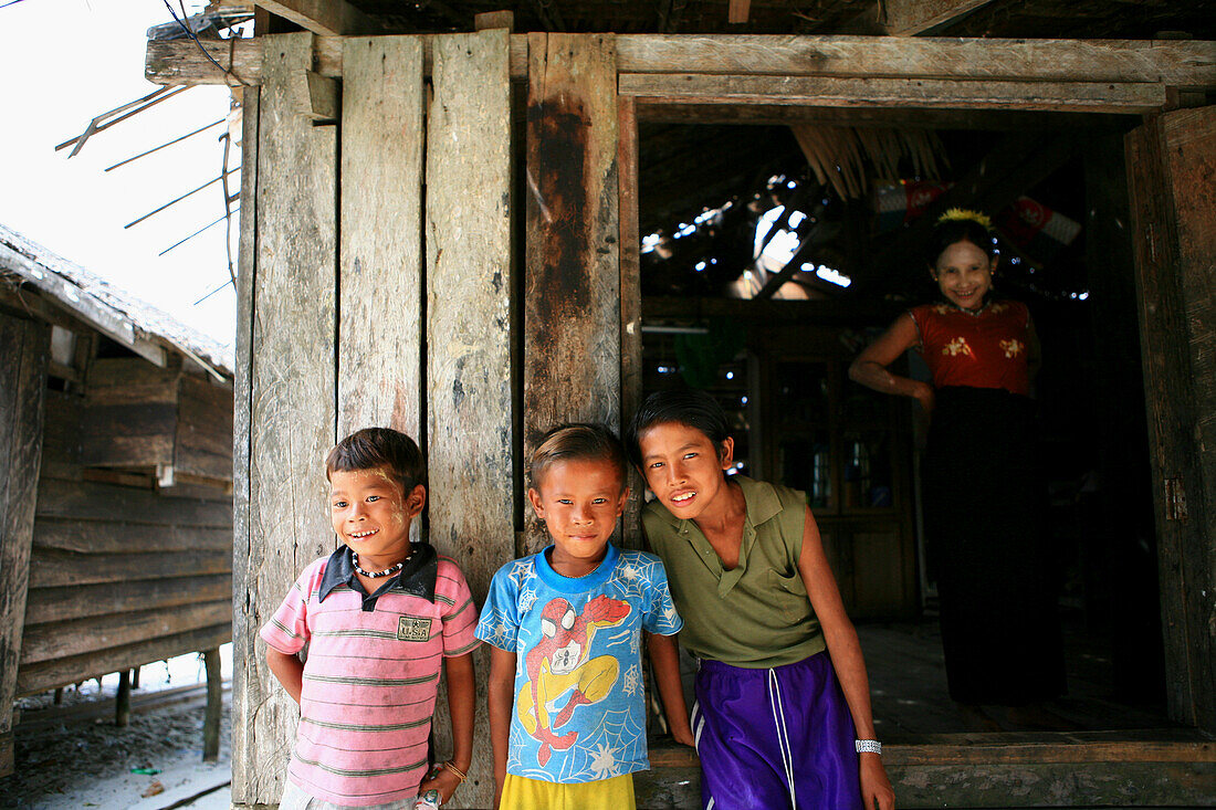Seezigeuner, Moken Jungen an einer Hütte, Mergui Archipel, Andamanensee, Myanmar, Birma, Asien