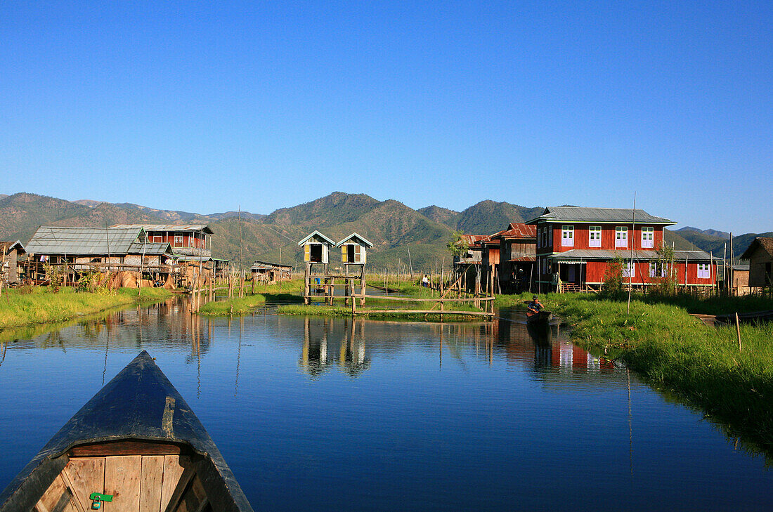 Pfahlbauten Dorf der Intha unter blauem Himmel, Inle See, Shan Staat, Myanmar, Birma, Asien