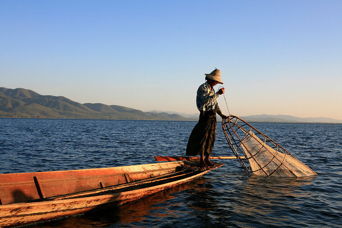 Intha Fischer mit Reuse im Abendlicht, Inle See, Shan Staat, Myanmar, Birma, Asien