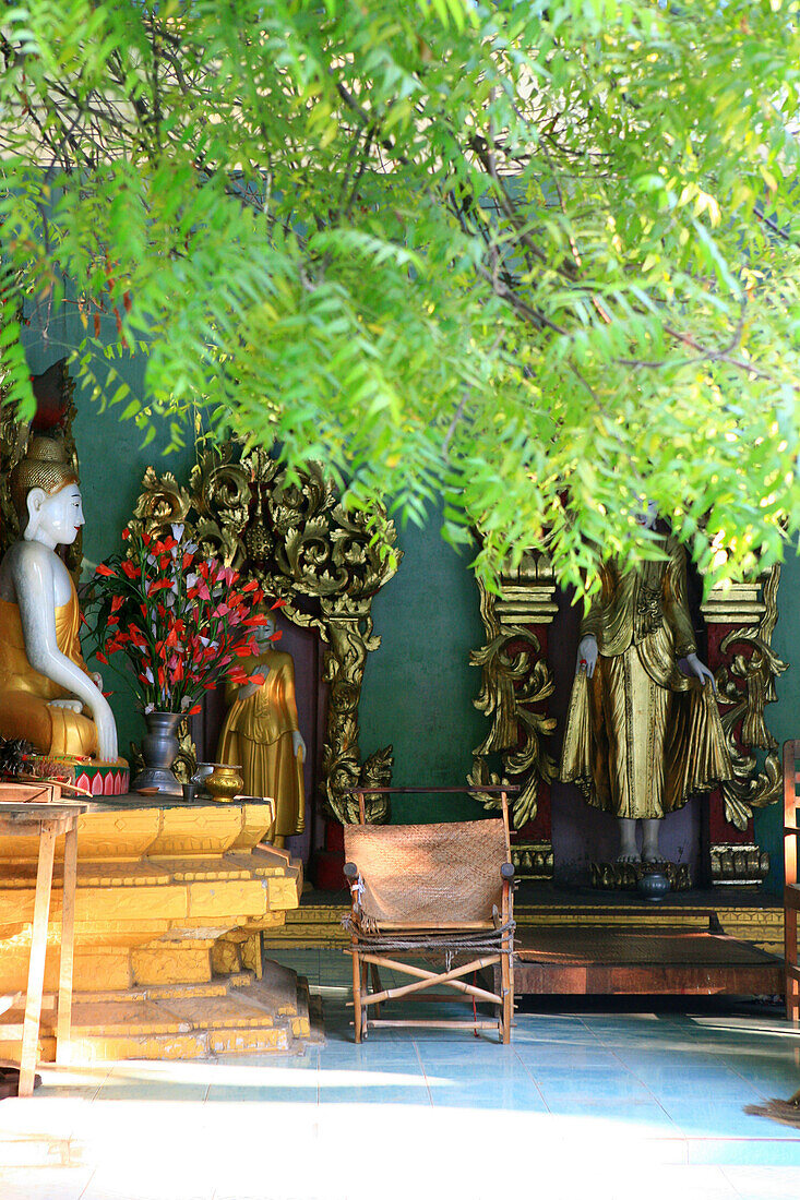 Stuhl vor Buddhastatuen in der Shwekyimyint Pagode, Mandalay, Myanmar, Birma, Asien