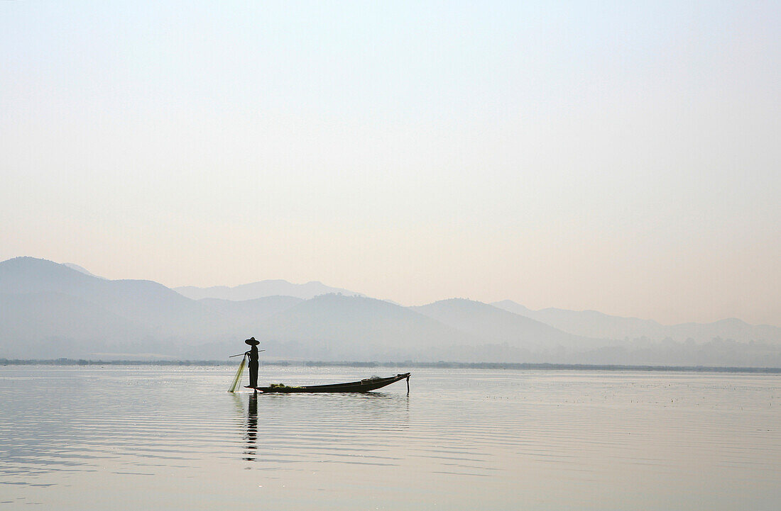 Intha Fischer mit Netz steht in seinem Boot, Inle See, Shan Staat, Myanmar, Birma, Asien