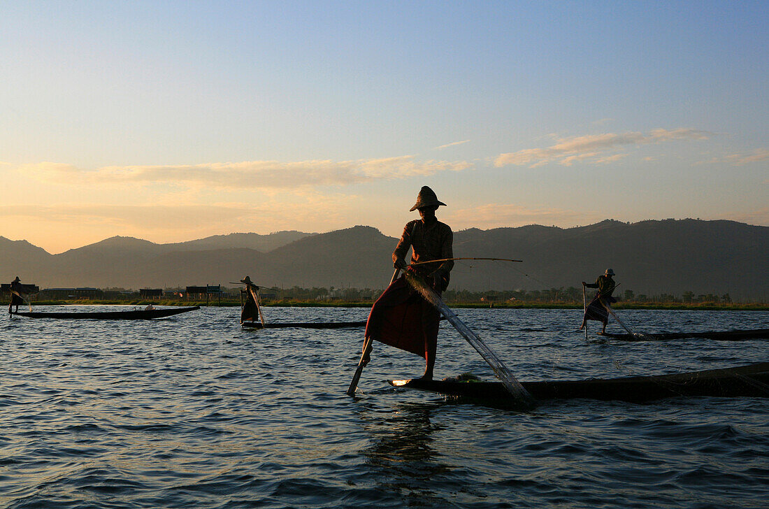 Intha Fischer mit Netzen im Abendlicht, Inle See, Shan Staat, Myanmar, Birma, Asien