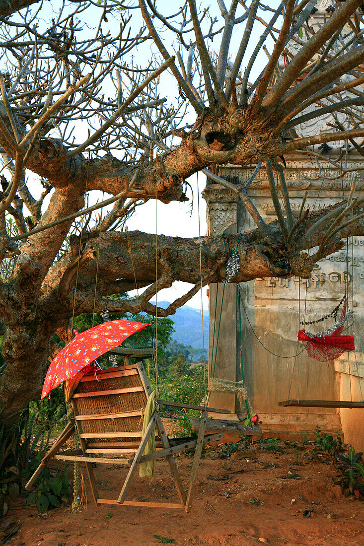 Aufgehängter Stuhl und Schaukel an einem Baum am Kloster von Hispaw, Hispaw, Shan Staat, Myanmar, Birma, Asien