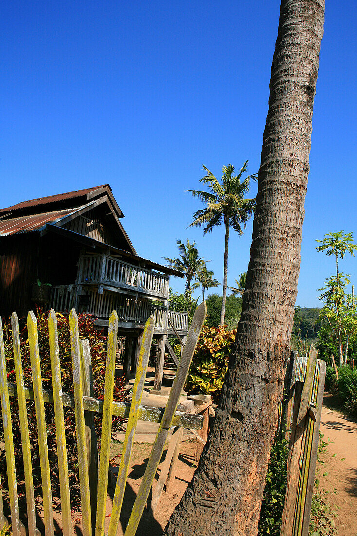 Typisches Shan Haus unter blauem Himmel, Hispaw, Shan Staat, Birma, Myanmar, Asien