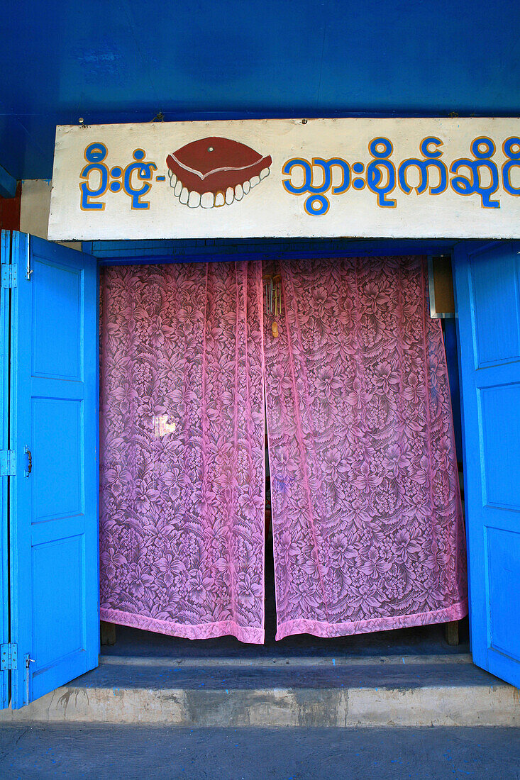 Vorhang im Eingang einer Zahnarztpraxis, Yawnghwe, Shan Staat, Myanmar, Burma, Asien