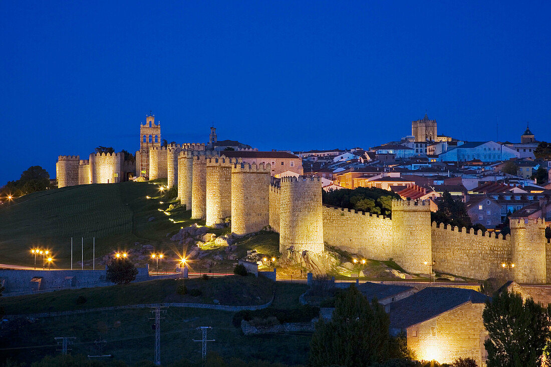 Night view of Ávila with the Medieval city walls, the best preserved ones in Spain. They date from 1090, with 2, 5 km long, 88 towers and 6 gates. Ávila (city added to the Unescos World Heritage List in 1985). Castilla-León. Spain