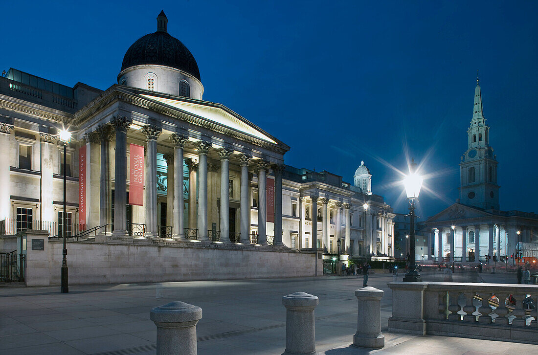 Front entrance colonade  National gallery of art  Trafalgar square  London  England  UK