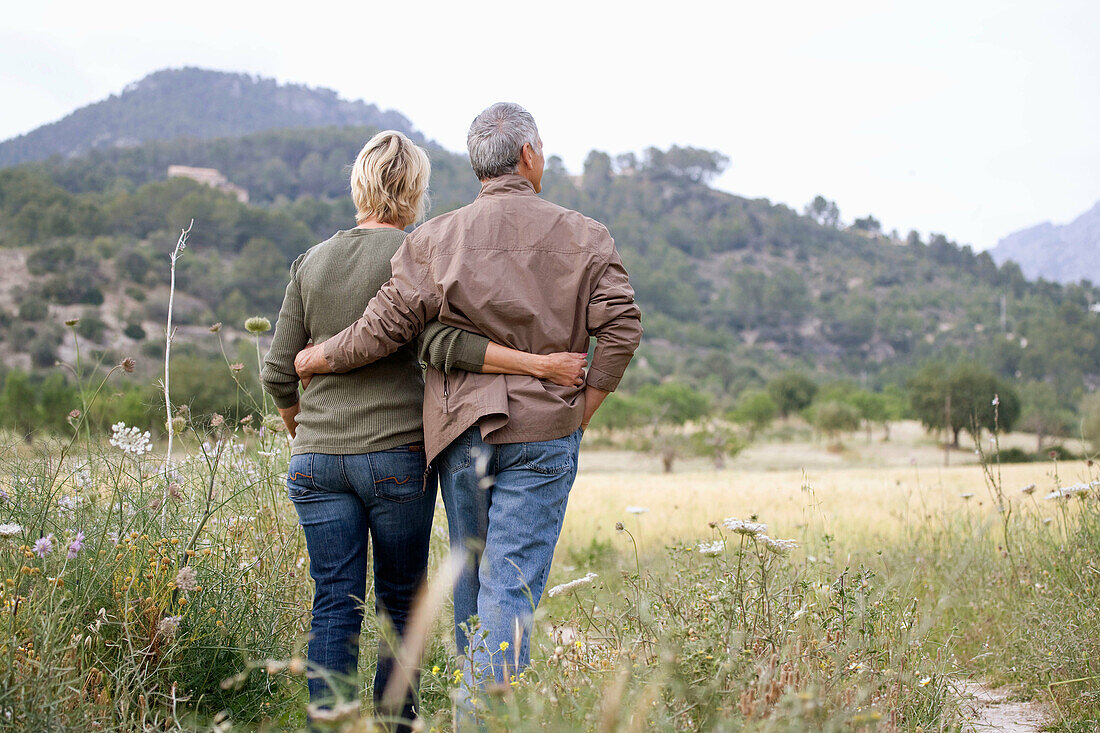 Adult, Adults, back view, Blue jean, Blue jeans, Calm, Calmness, Caucasian, Caucasians, Color, Colour, Contemporary, Country, Countryside, couple, couples, Daytime, Denim, exterior, female, Full body, Full length, Full-body, Full-length, human, Jean, Jean