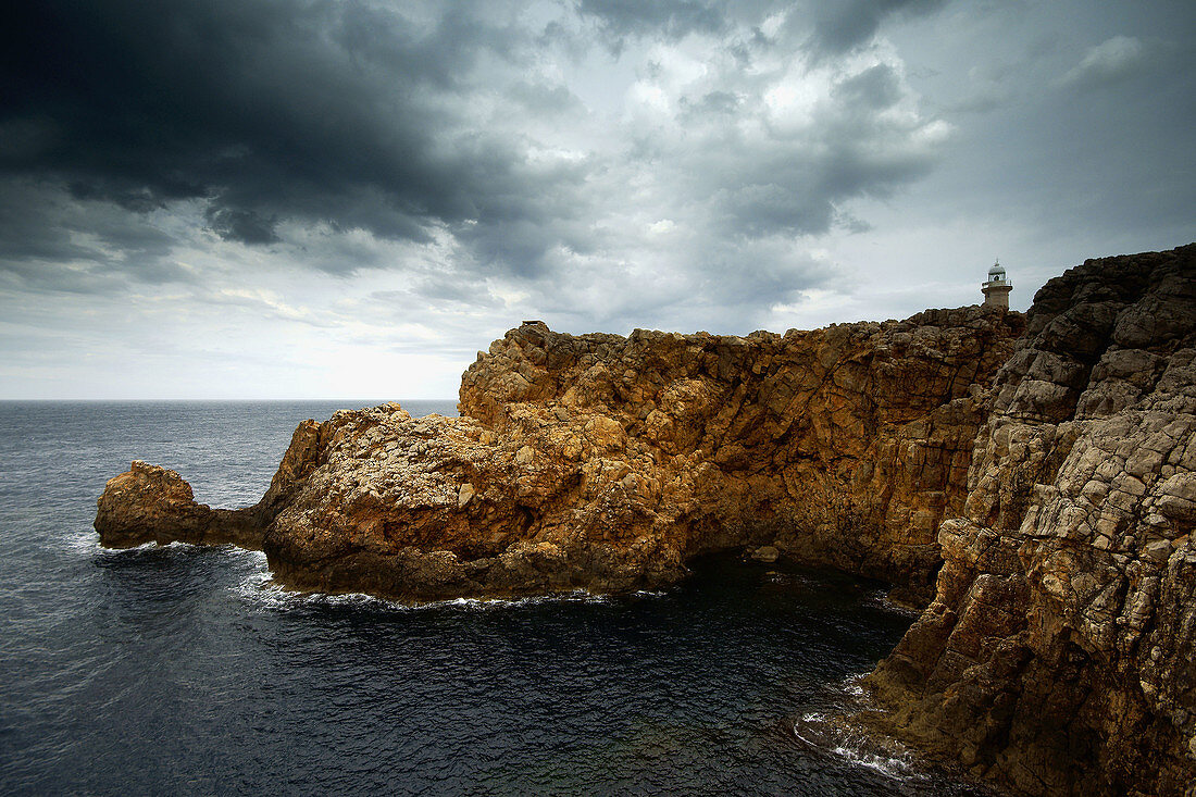 Gewitterwolken über Punta Nati, Ciutadella. Menorca, Balearische Inseln, Spanien