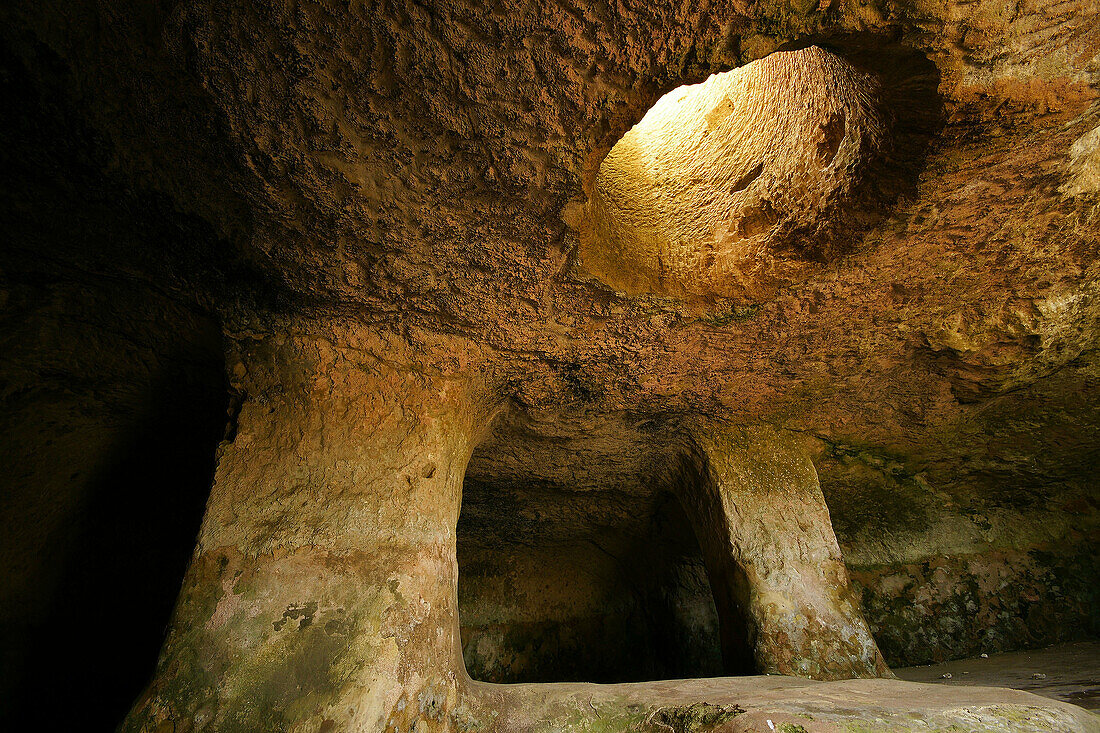 Hypogea aus der Vortalayot-Zeit, Nekropole von Cala Morell, Menorca. Balearische Inseln, Spanien