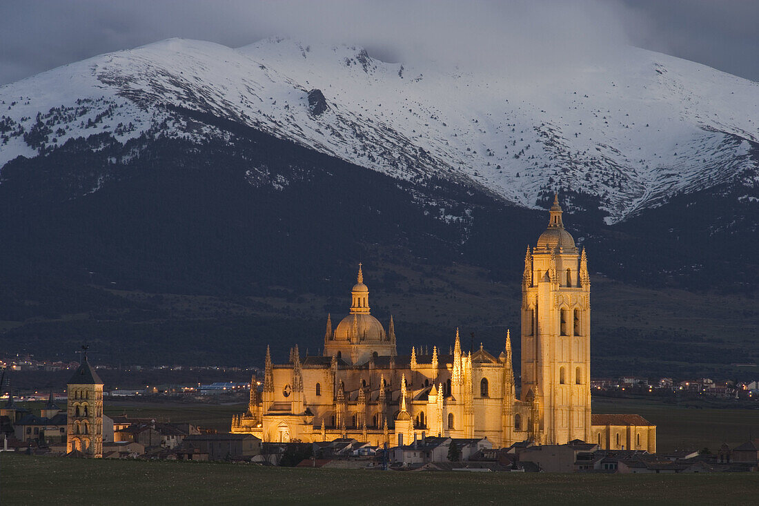 Cathedral and Sierra del Quintanar (aka La Mujer Muerta) in background, Segovia. Castilla-Leon, Spain