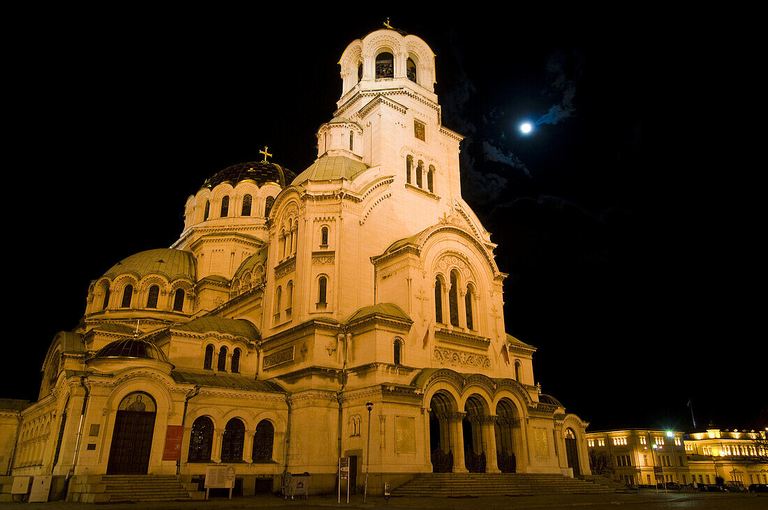 Sofia, capital of Bulgaria, orthodoxe Alexander-Newski-Cathedral, illuminated at night, full moon, cupolas, Bulgaria