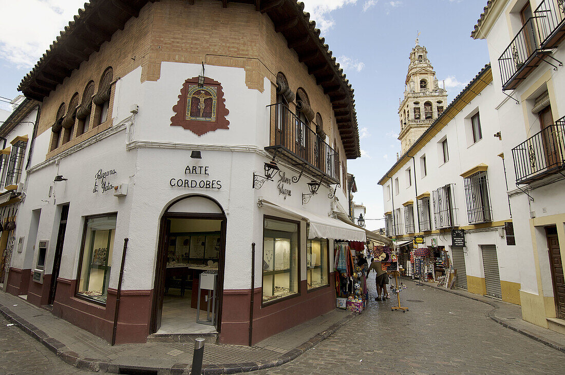 Calle de centro histórico (Patrimonio de la Humanidad Unesco), al fondo torre de mezquita; Córdoba; Andalucía; España